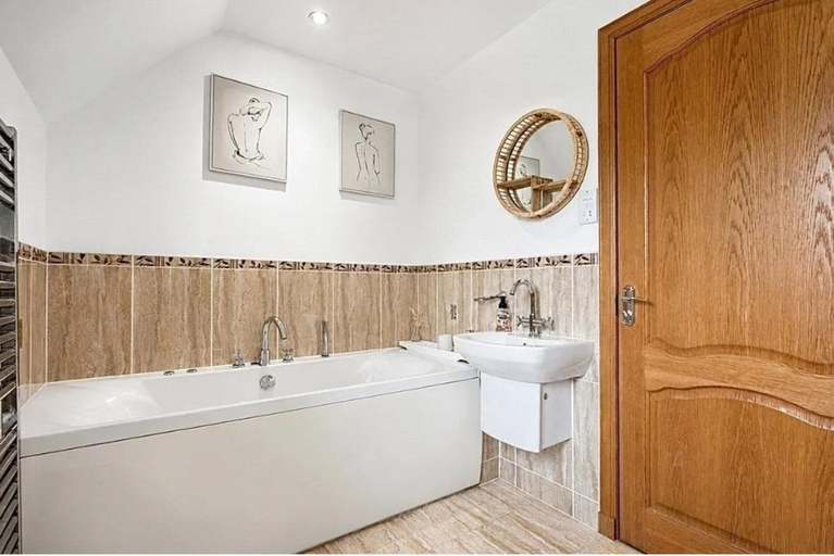 Bathroom 2, Luxury Home - Sleeps 10 - Patio - Views, Moray