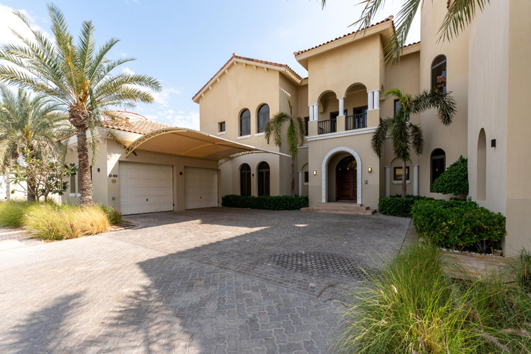 5, Beachfront 6BR Villa w/ Private Pool at the Palm, Dubai