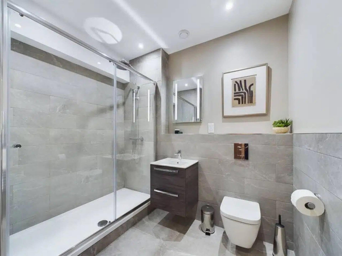 Bathroom 2, Classy Belfast Apartment, Belfast
