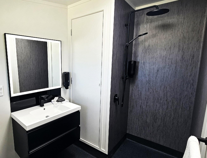 Bathroom 5, Kennedy Park Resort, Hastings