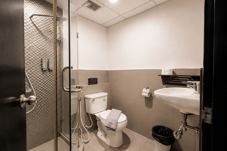 Bathroom 5, The Blocks Hostel Sukhumvit 10, Khlong Toey