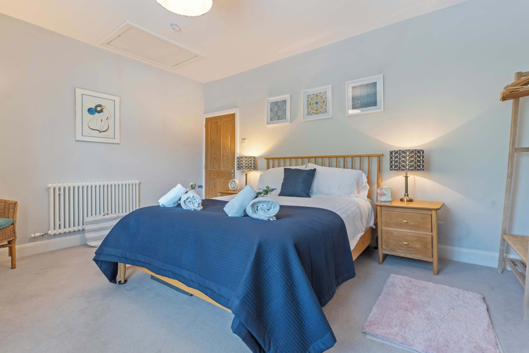 Room 2, Charming 2-bed Home Away From Home in Nantwich, Cheshire East