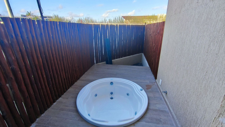 Outdoor spa tub, Max Carneiros Suites - Praia dos Carneiros, Tamandaré