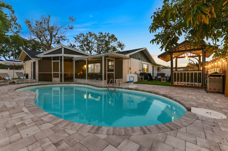 Room 4, 4 Br Haven Pool Hot Tub Arcade Fire Pit Putt Putt, Pinellas
