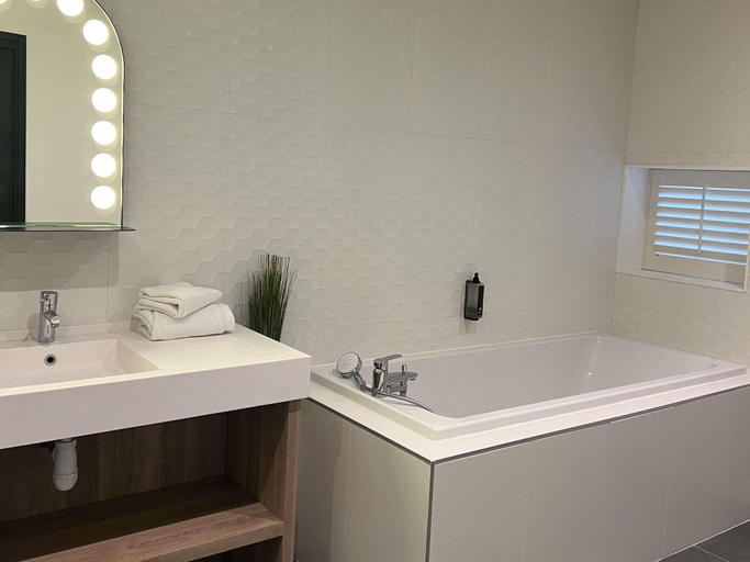 Bathroom 5, ibis Styles Arras Centre, Pas-de-Calais
