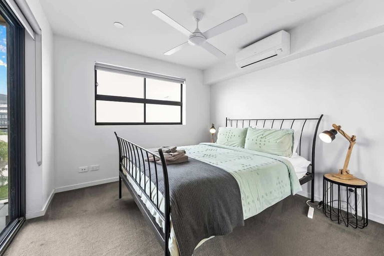 Interior 4, Stylish & Slick! 1bed/1bath/1car ~ Walk to CBD, Spring Hill
