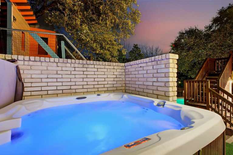 Room 5, Backyard Paradise - Pool - Tree House - Hot Tub, Bexar