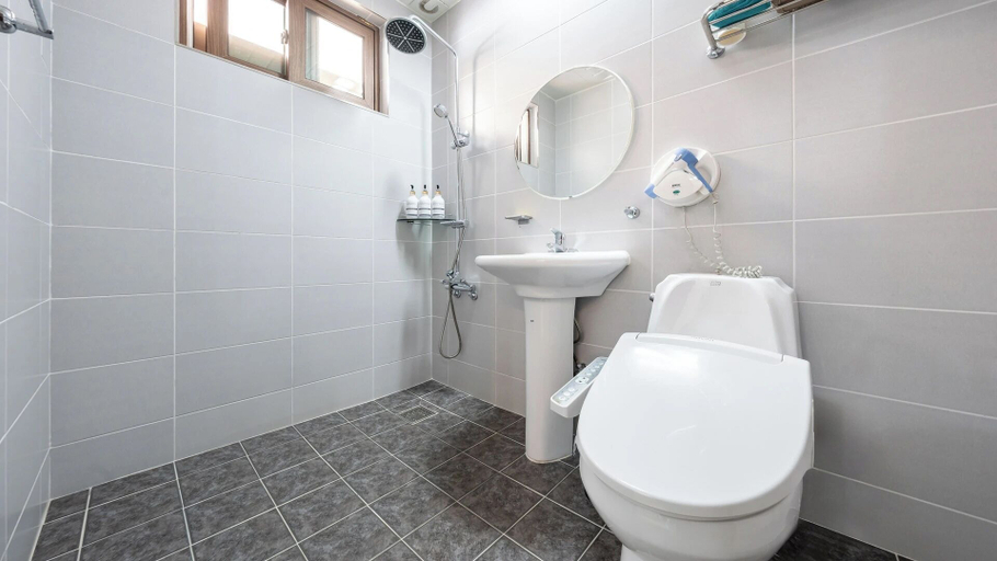 Bathroom 4, Namhae Ryu&lee Pet Pension, Namhae