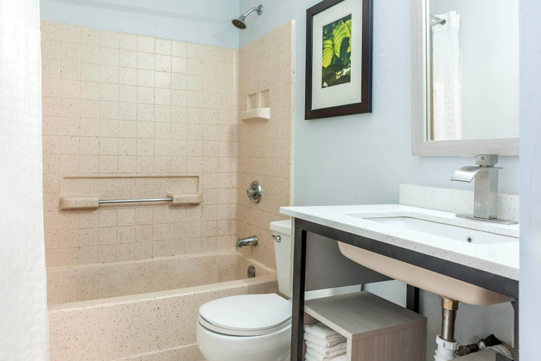 Bathroom 4, Suburban Studios Louisville East, Jefferson