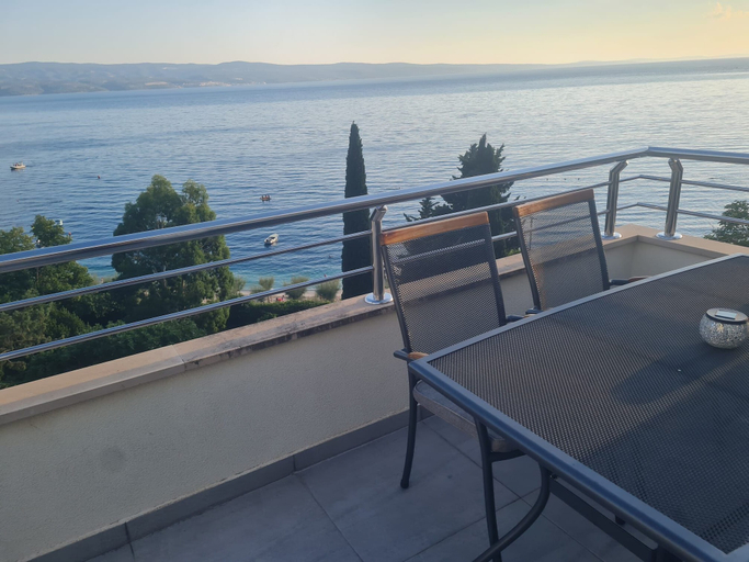 Outdoor dining 2, Apartments Damir, Omiš