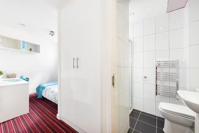 Bathroom 2, Private Ensuite at Newarke St, Leicester