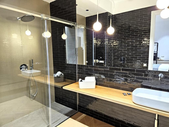 Bathroom 4, Orefici Place, Napoli