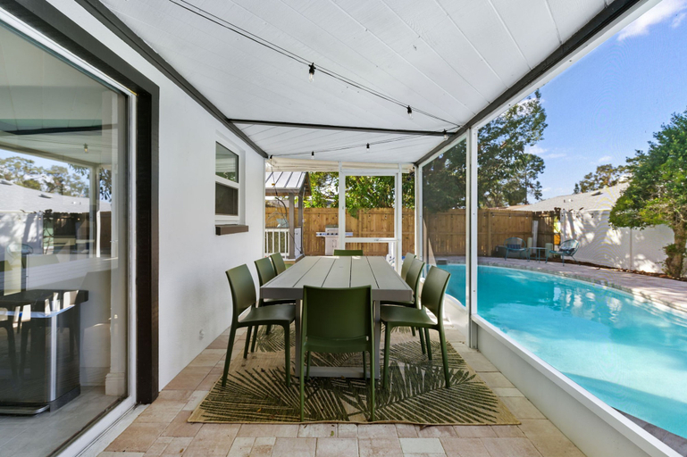 Room 2, 4 Br Haven Pool Hot Tub Arcade Fire Pit Putt Putt, Pinellas