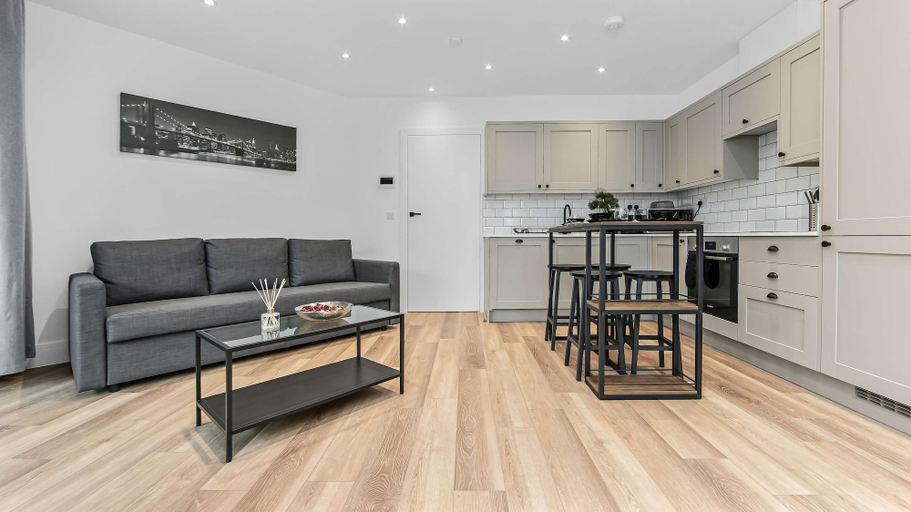 Room 5, Modern 1 Bedroom Stay Balcony East Croydon, London