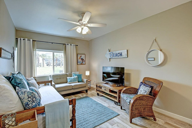 Room 2, Isle Getaway Boardwalk to Beach Community Pool, Nueces