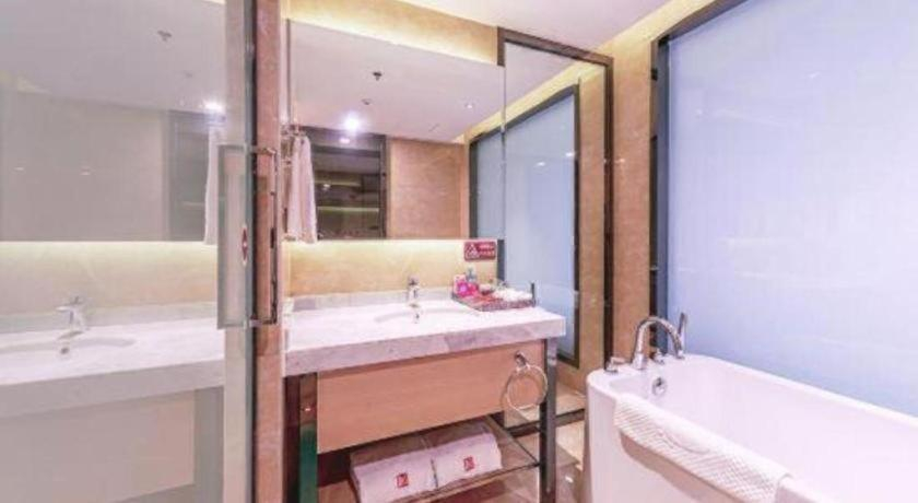 Bathroom 3, Zhongshan Da Dong Yu Hotel, Zhongshan