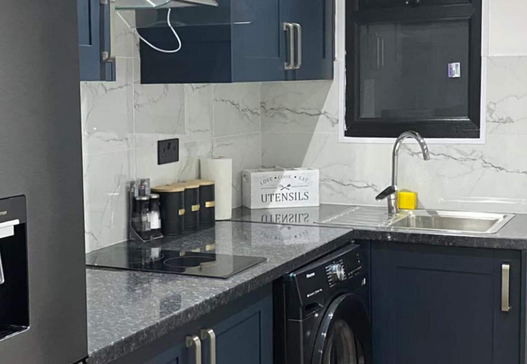 Private kitchen 3, Studio, Sleeps 2 Near Northern Line Edgware St, London
