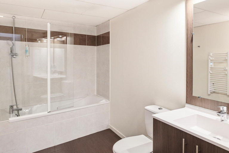 Bathroom 4, Adagio Access Nantes Viarme Aparthotel, Loire-Atlantique