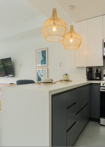 Room 4, 6th-floor High-rise Studio Panoramic Ocean Views Walk to Town