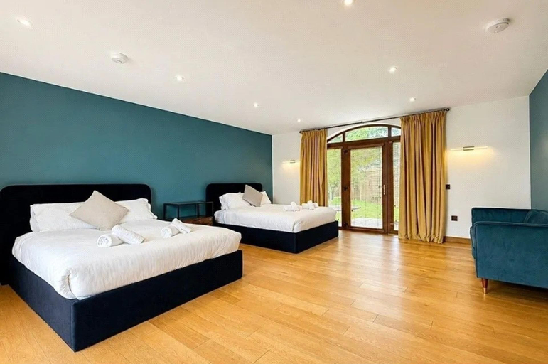 Room 3, Luxury Home - Sleeps 10 - Patio - Views, Moray