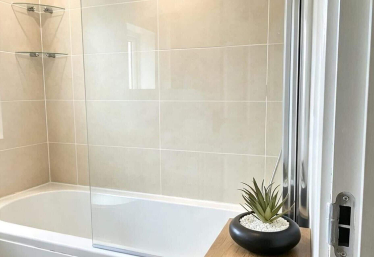 Bathroom 4, House - Sleeps 6 - Parking, Telford and Wrekin