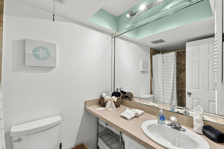 Bathroom 5, 1st floor walk to restaurants and beach, Sarasota