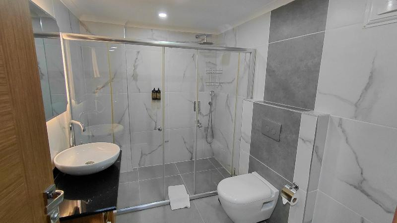 Bathroom 3, Queen Palace Hotel, Yomra