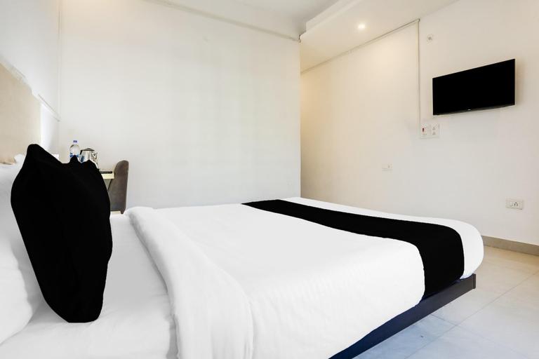 Room 5, Deluxe Gol Park Atala, Kaushambi