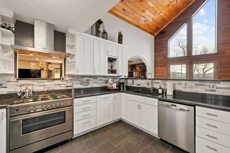 Room 5, 6 Br Sleeps 16 - Game Room - Hot Tub - Firepit, Buncombe