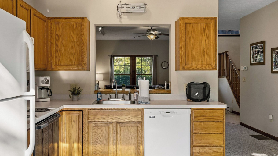 Interior 2, Aspen Hollow by Avantstay Group-friendly Stay + Deck Dining + BBQ Near Ski + Waterparks, Monroe