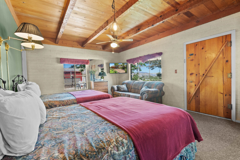 Bedroom 4, Sierra Retreat Motel, Mono