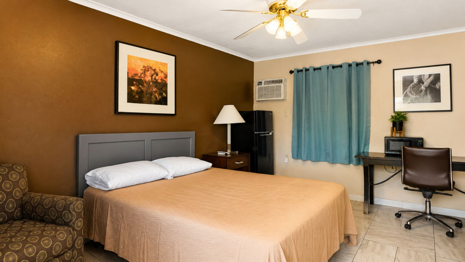 Bedroom 1, Copper Mountain Motel, Pinal