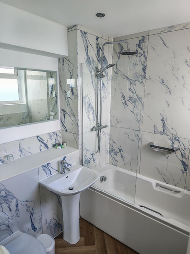 Bathroom 3, Hannafore Point, Cornwall