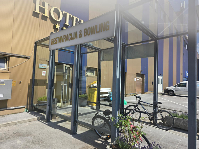 Others 5, Hotel Erasmus, Postojna