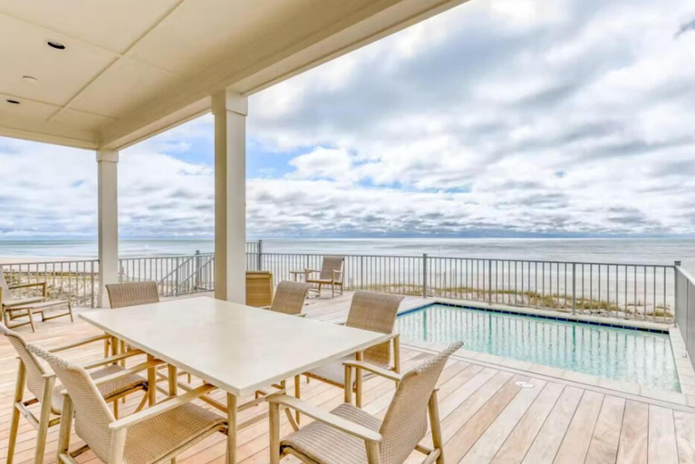 Outdoor dining, Beach Vista One Beach House, Baldwin