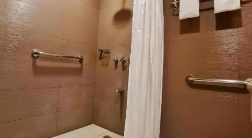 Bathroom, District 21 Hotel, Iloilo City