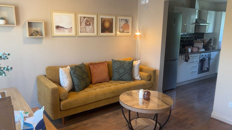 Living area 3, Spacious 5BR Townhouse with Free Parking, Glasgow