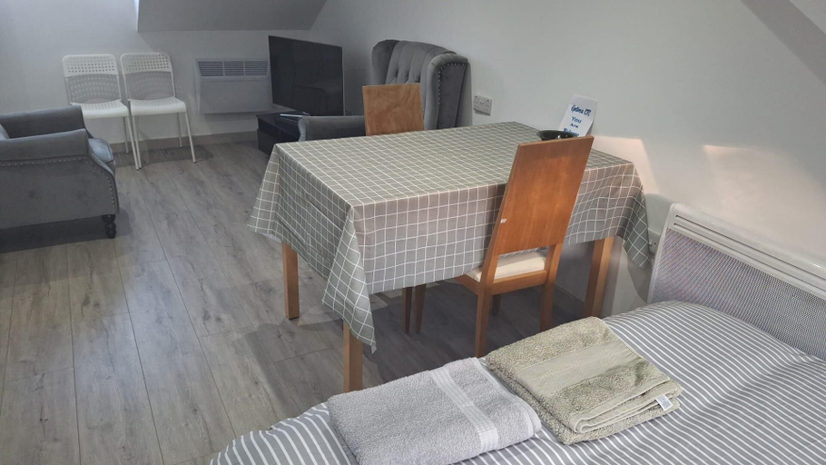 Room 5, Hendon Studio, Sleeps 2 With Parking, London