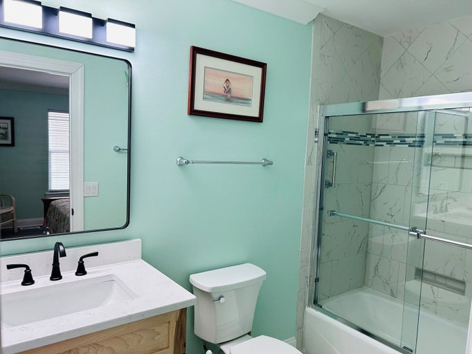 Bathroom 3, Serenity's Star 4 Bedroom Home by RedAwning, Brunswick