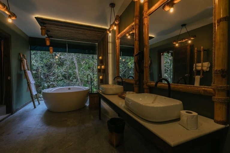 Bathroom 5, Nampien Yorla Pa, Vientiane