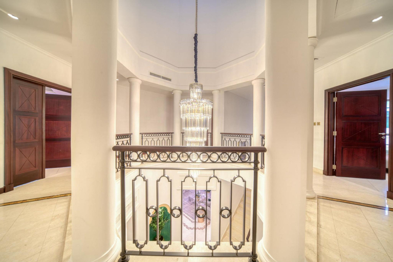 3, Beachfront 5BR Villa w/ Private Pool at the Palm, Dubai