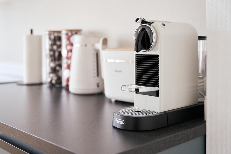 Coffee and/or coffee maker, Saniertes Altbauzimmer an der Karlsaue, Kassel