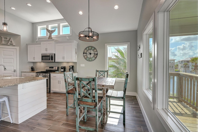 Room 4, Paradise Vibes- Pond Views 2 Balconies, Nueces