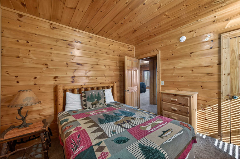 Room 5, Black Bear Escape Mtn Views Hot Tub Game Room, Sevier