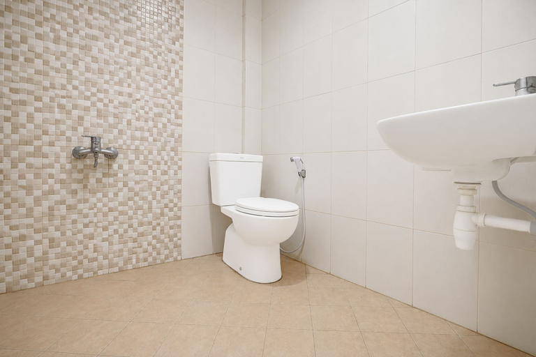 Bathroom 3, OYO Life 90606 Glass House Citraland Syariah, Surabaya