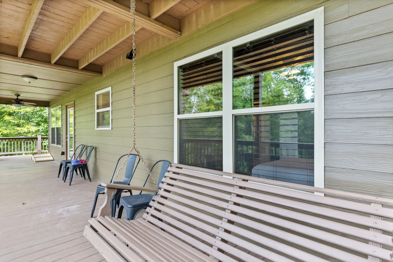 Room 4, Valley Retreat Sleeps 10 Hot Tub Fire Pit, Fannin