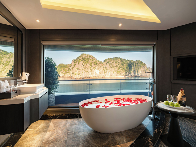 Bathroom 5, Dora Cruise, Hạ Long