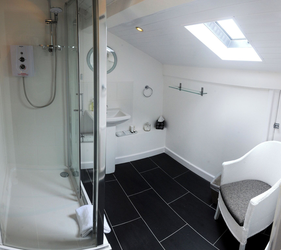 Bathroom 3, Ty Helyg Guest House, Powys