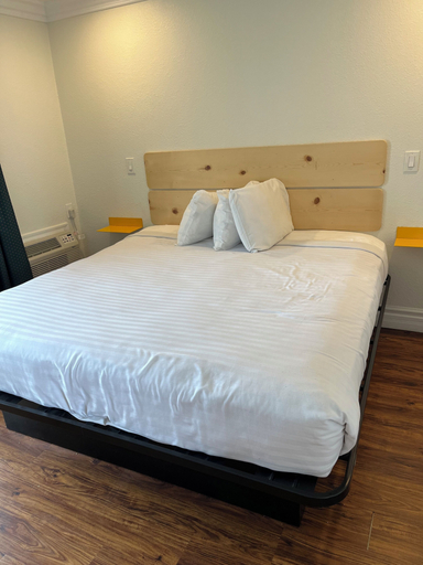 Bedroom 4, Motel 8 Soledad, Monterey