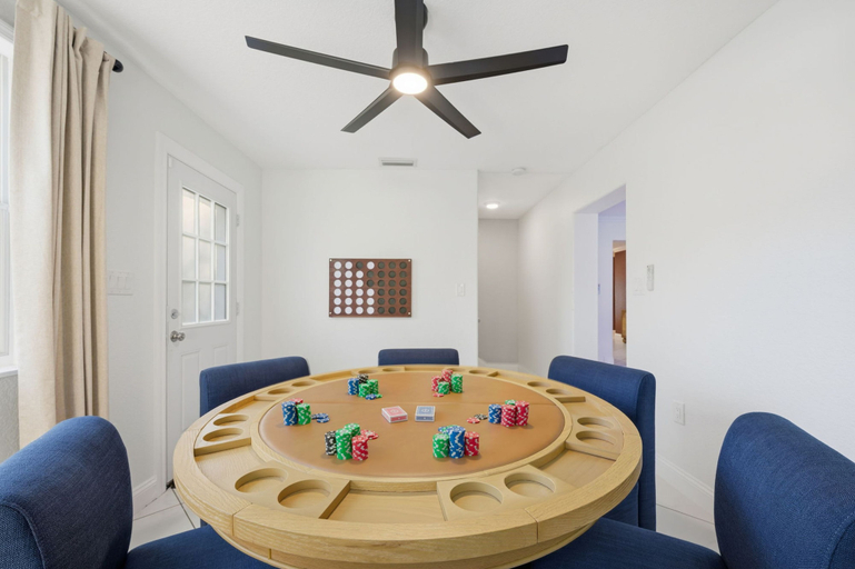 Room 4, Sleeps 16 Golf Simulator Pickleball Pool Spa, Manatee